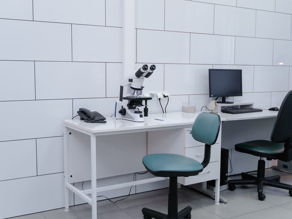 Technician diagnostic bench with microscope